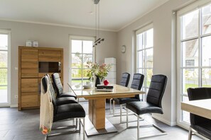 House | Dining - Luxushaus Boddenkuste mit Lagune und Sauna (Fuhlendorf)