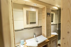 Dusche, Haartrockner, HandtĂŒcher, Toilettenpapier