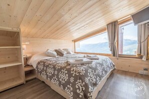 4 bedrooms, travel crib, free WiFi, bed sheets