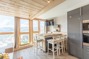 Kylskåp, mikrovågsugn, ugn och spishäll