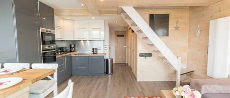 Frigorifero, microonde, forno, piano cottura