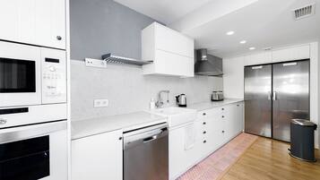 Luxury Apartment, 3 Bedrooms, Beachside | Private kitchen | Full-size fridge, microwave, oven, stovetop