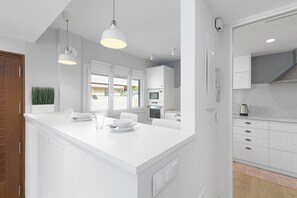 Großer Kühlschrank, Mikrowelle, Ofen, Herdplatte