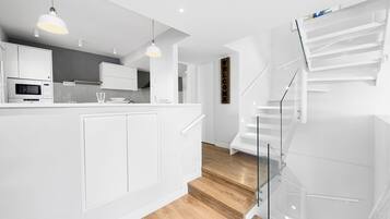 Geladeira grande, micro-ondas, fogão, cooktop