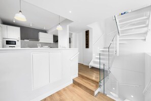 Großer Kühlschrank, Mikrowelle, Ofen, Herdplatte