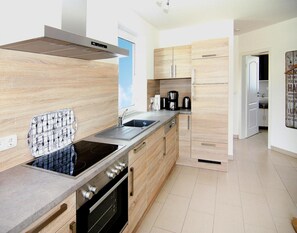 Huis | Privékeuken | Een waterkoker, een broodrooster, een kinderstoel