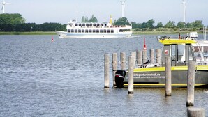 Un río con un ferry y un barco atracado.