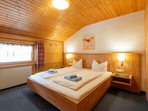 Apartment | 3 bedrooms, individually furnished, bed sheets - Spacious Apartment With Solarium (Gaschurn)
