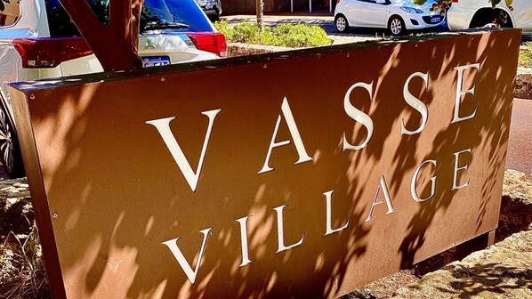 Un panneau indiquant « VASSE VILLAGE ».