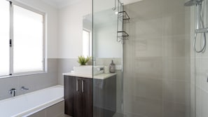 Douche, serviettes fournies, shampoing, papier toilette