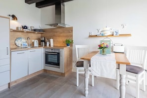 Een koelkast, een oven, een kookplaat, een vaatwasser