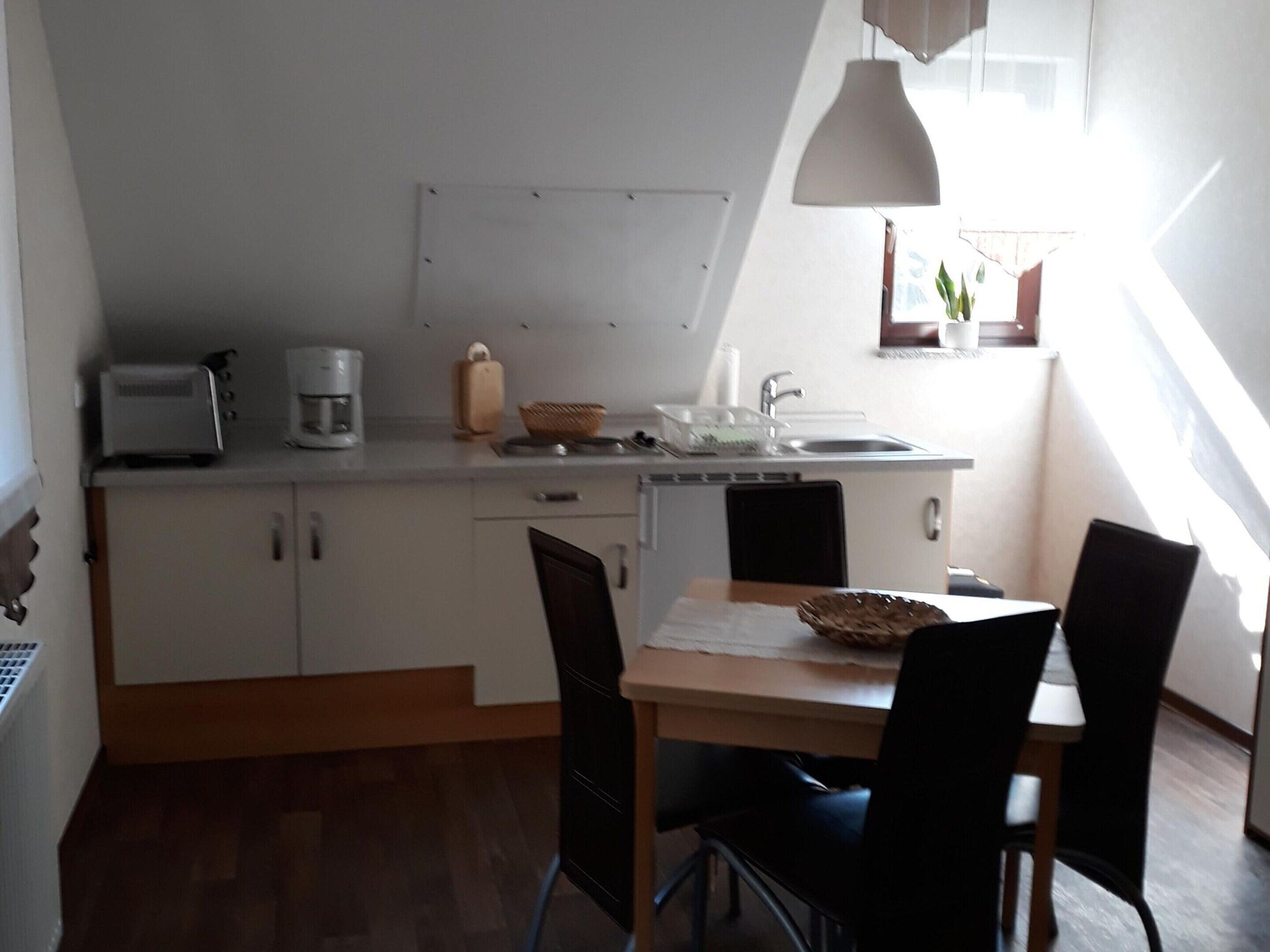 Apartemen | Dapur pribadi | Ketel listrik, pemanggang roti, dan kursi makan untuk bayi