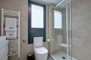 ヘアドライヤー、石鹸、シャンプー、トイレットペーパー