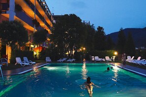 Outdoor pool - Apartment in Riva del Garda (Riva del Garda)
