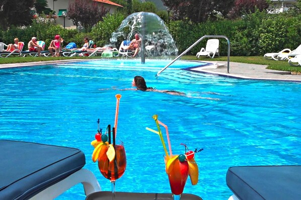 Outdoor pool - Apartment in Riva del Garda (Riva del Garda)