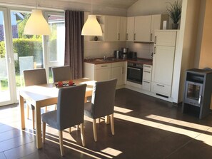 Hus | Eget kjøkken | Vannkoker, brødrister og høy barnestol