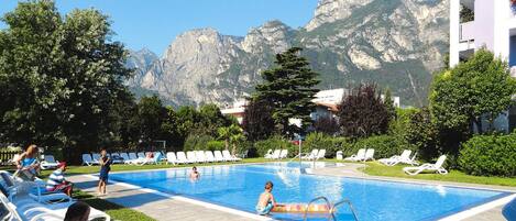 Kolam renang outdoor