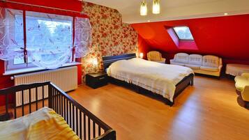 House | 6 bedrooms, individually furnished, bed sheets