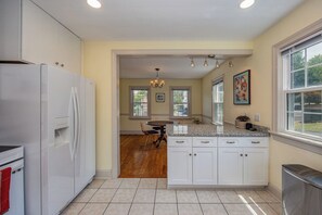 Interior - Convenient to JMU, Burg Dining and Downtown Bars, Right off Interstate 81 (Harrisonburg)