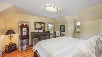 3 bedrooms, desk, WiFi, bed sheets