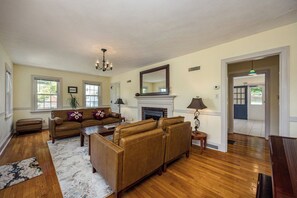 Smart TV, offices - Convenient to JMU, Burg Dining and Downtown Bars, Right off Interstate 81 (Harrisonburg)