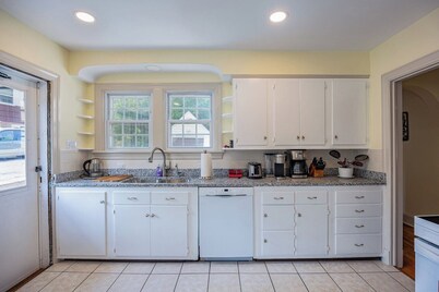 Convenient to JMU, Burg Dining and Downtown Bars, Right off Interstate 81