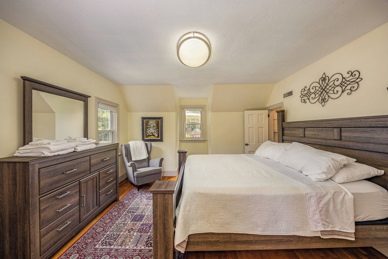 3 bedrooms, desk, WiFi, bed sheets