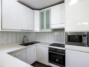 Réfrigérateur, micro-ondes, lave-vaisselle, cafetière/bouilloire