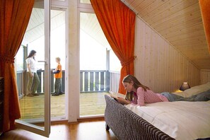 A bedroom with a large sliding glass door leading to a balcony. - Holiday Park Muritz, Rechlin-nord (Rechlin)