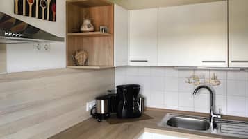 Rumah | Dapur pribadi | Ketel listrik, pemanggang roti, dan kursi makan untuk bayi