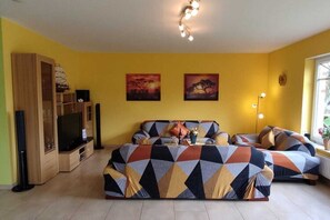 House | 6 bedrooms, individually furnished