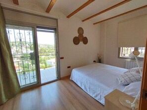 4 quartos, cofres nos quartos, ferros/tábuas de passar roupa