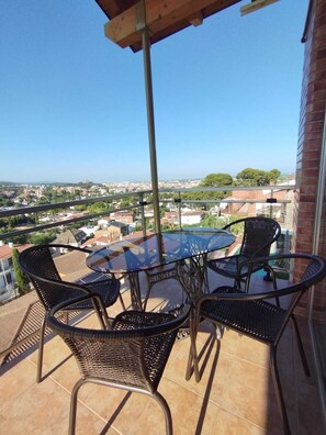 Outdoor dining - The Cosy House (Castelldefels)