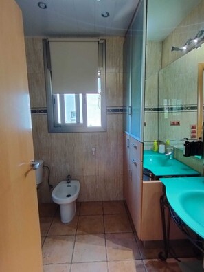 Shower, eco-friendly toiletries, hair dryer, bidet - The Cosy House (Castelldefels)