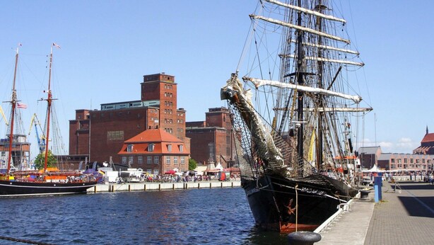 A historic ship docked at a harbor with buildings in the background. - Ferienhaus in Wohlenberg Nahe der Ostsee (Klütz)