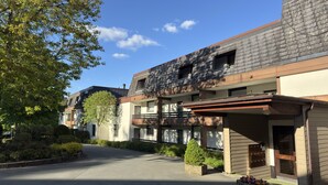 A modern building with a flat roof, large windows, and a covered entrance. - Studio in Winterberg Near Ski Slopes (Winterberg)