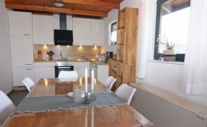 Maison | Cuisine privée | Bouilloire électrique, grille-pain, chaise haute