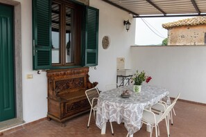 Outdoor dining - The Philosopher's Abode - by GiamaTour (Velletri)