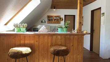 Apartemen | Dapur pribadi | Ketel listrik, pemanggang roti, dan kursi makan untuk bayi