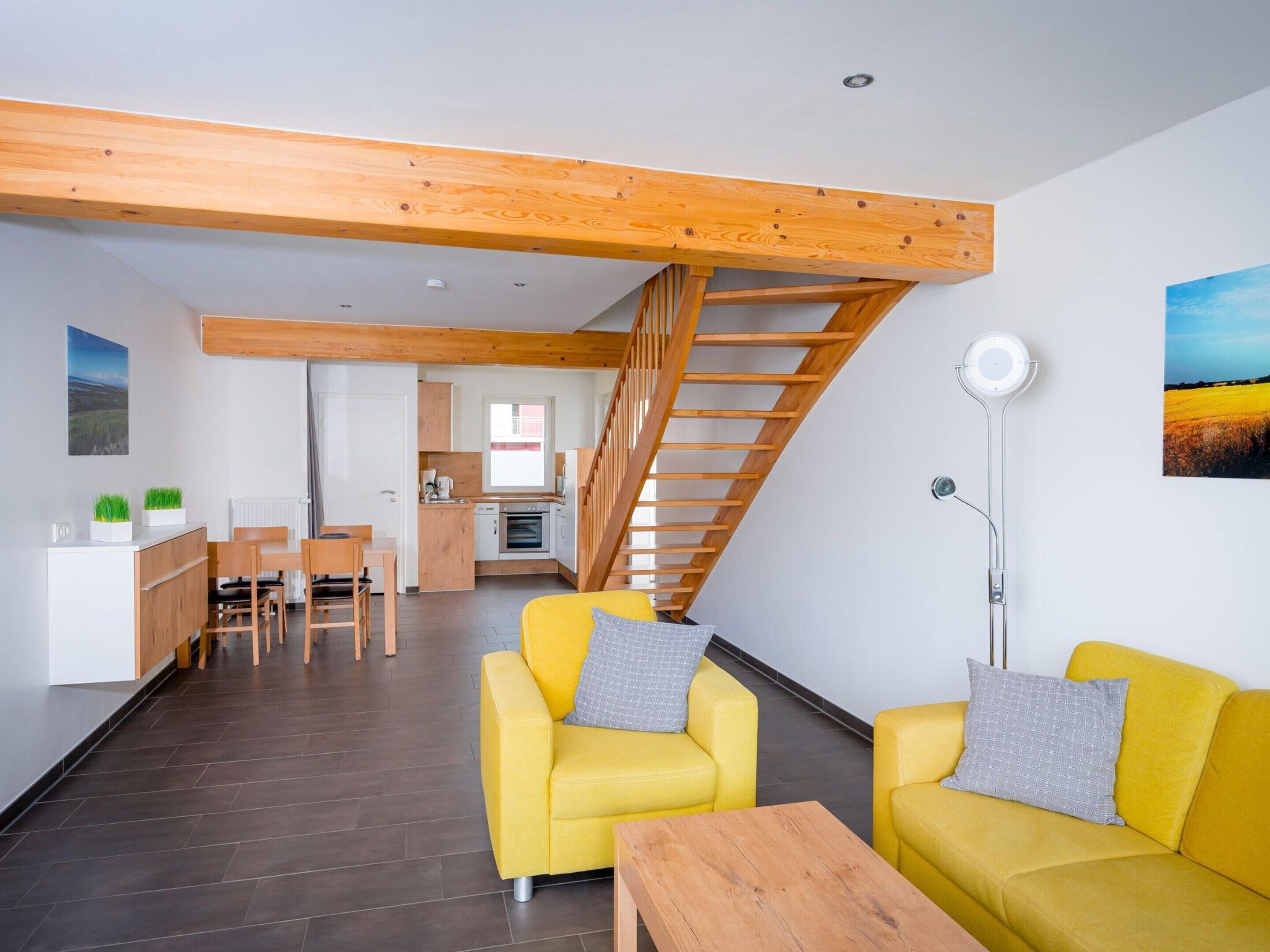 Un apartamento moderno con cocina, comedor y sala de estar.