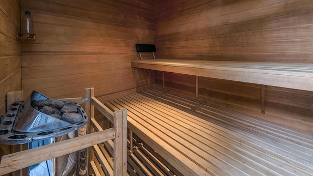 Eine Sauna mit Holzbänken und einem Bänkenelement.