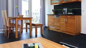 Una cocina moderna con armarios de madera y encimera negra.