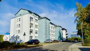 A multi-story residential building with a modern architectural design, featuring balconies and large windows. - Ferienwohnung Strandlaufer in Zinnowitz (Zinnowitz)