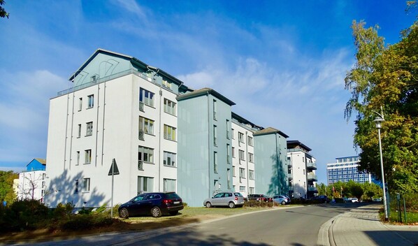 A multi-story residential building with a modern architectural design, featuring balconies and large windows. - Ferienwohnung Strandlaufer in Zinnowitz (Zinnowitz)
