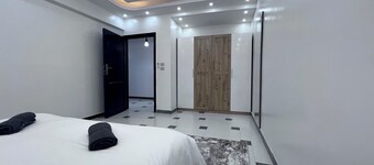 Lovely 3BR Apt - King Bed - with AC & WiFi in New Cairo, 5th Settlement