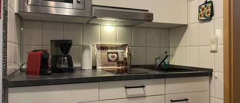 Appartement | Privékeuken | Een kookplaat, een waterkoker, een broodrooster, een kinderstoel