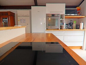 House | Private kitchen | Electric kettle, toaster, highchair - Holiday Home in Krusendorf Near Baltic Sea (Schwedeneck)