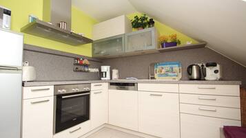 Apartemen | Dapur pribadi | Kursi makan untuk bayi