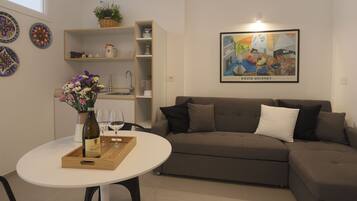 Comfort Townhome | Living area | TV