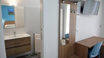 Deluxe Room | Bathroom